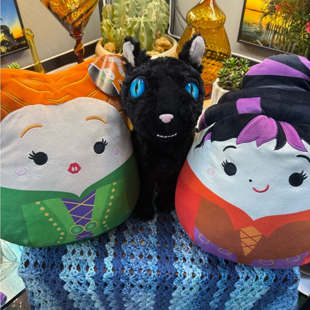 Hocus Pocus Winifred & Mary Sanderson with black cat